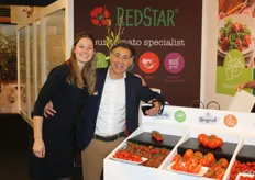 Nicole Schelling en Sidi Khiter poseren graag bij de RedStar-tomaten